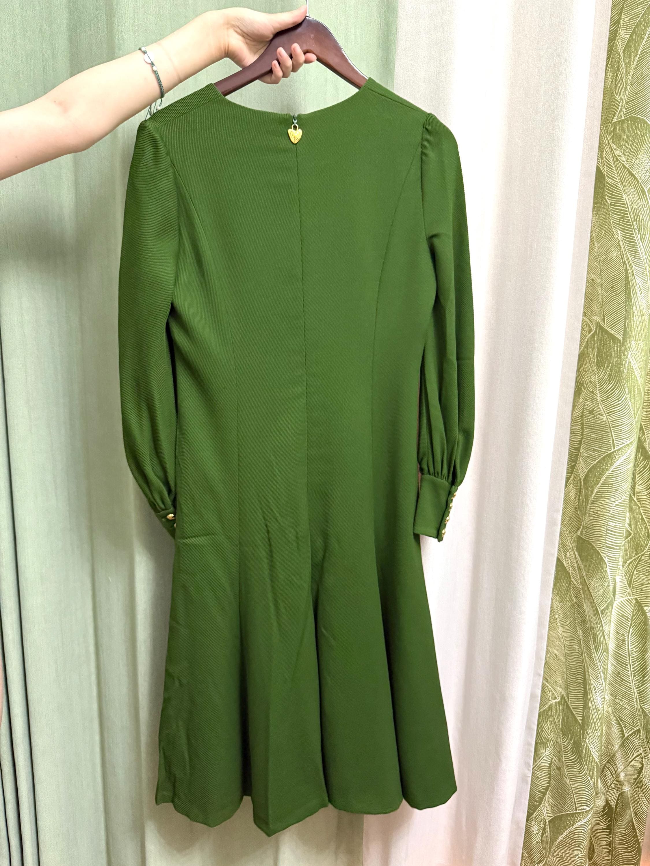 ESCADA Green Midi Dress – Puff Sleeve, Gold Button Detail, Size 38 – Elegant Designer Look